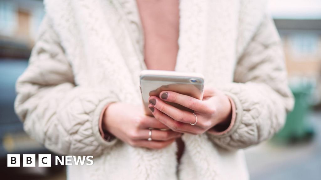 Facebook and Instagram to get £2.99 UK subscription to stop ads