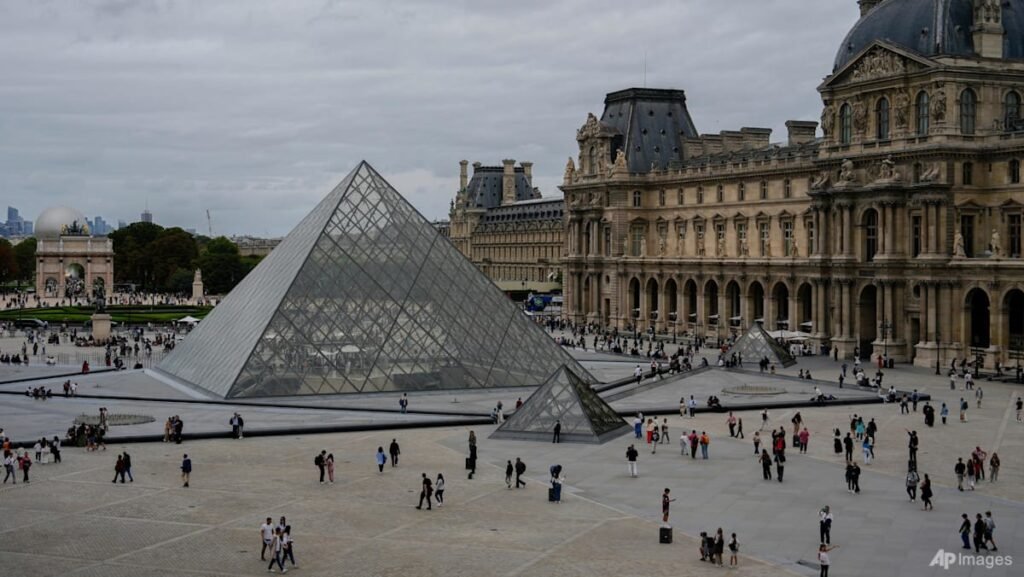 Chainsaw-wielding robbers flee Louvre with jewellery