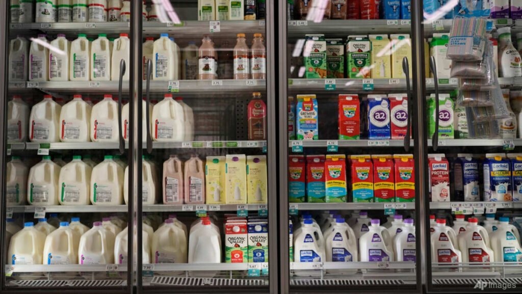 US retail sales lose steam, consumer confidence drops as costs rise