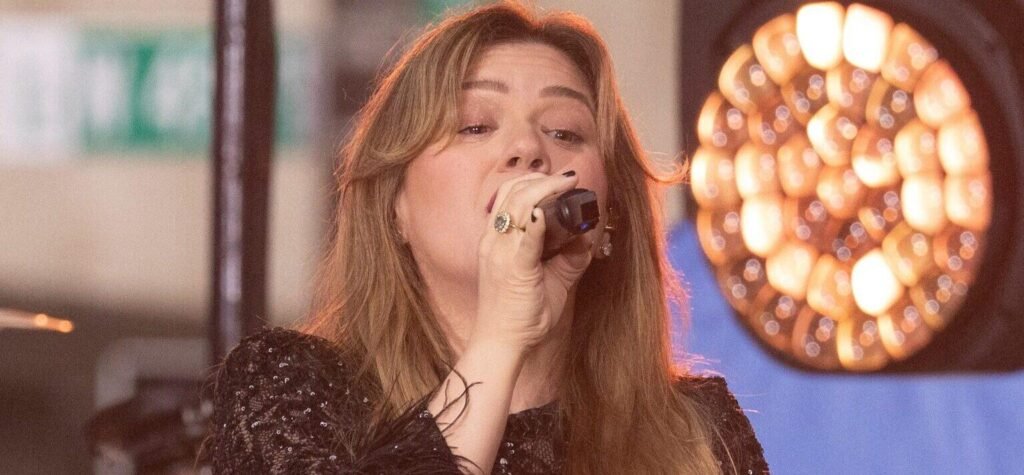 Kelly Clarkson’s Staff ‘Feel Like Sh-t’ For Misjudging The Singer, Insider Says