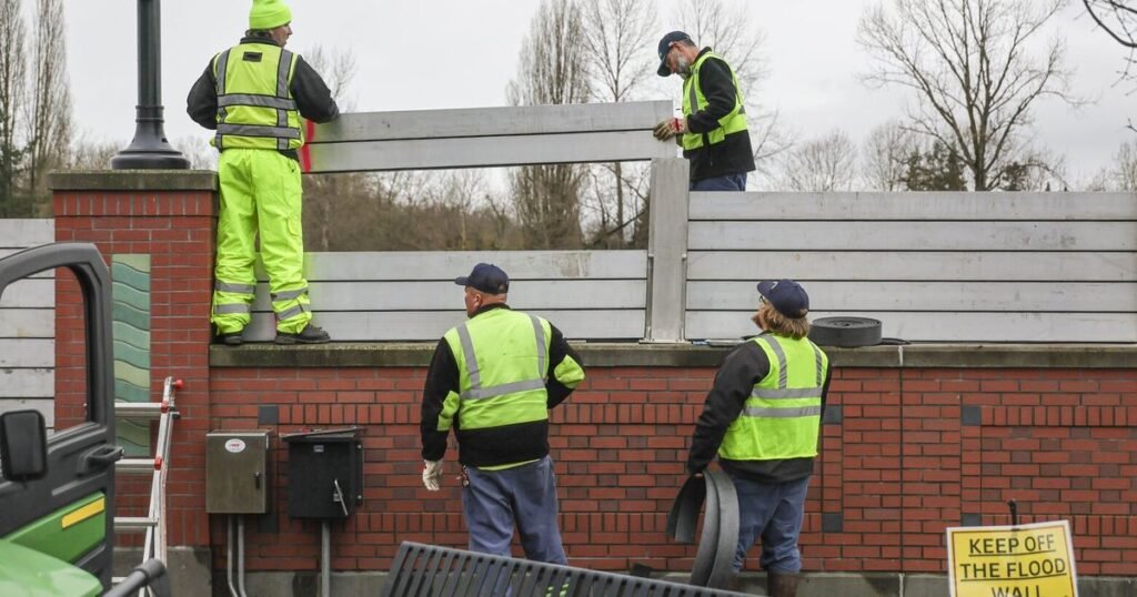Record WA floods bring disaster, but also bring communities together