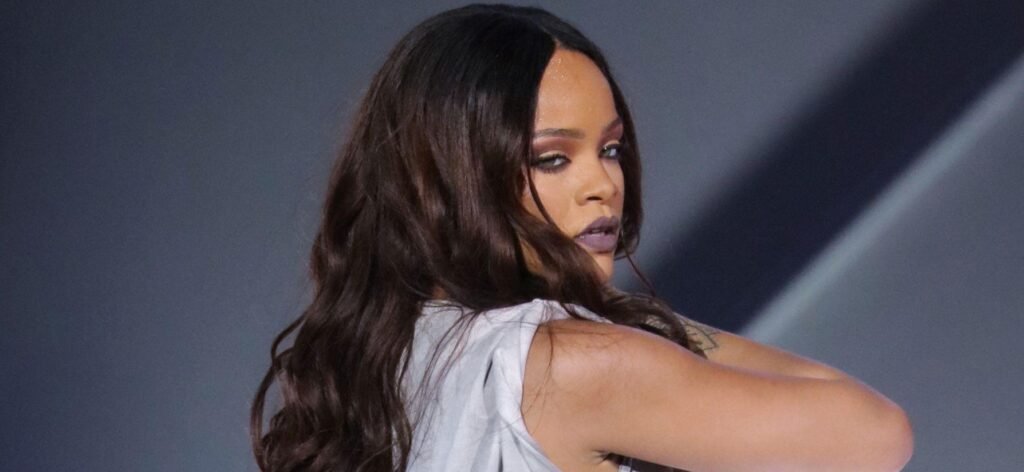 Rihanna Reacts To Being Told To Sit Down At Mariah Carey’s Show