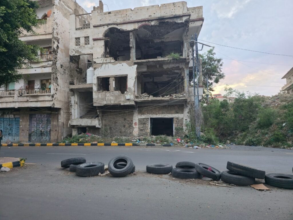 Dodging snipers, housing crisis forces Yemenis to live on front line | Conflict News