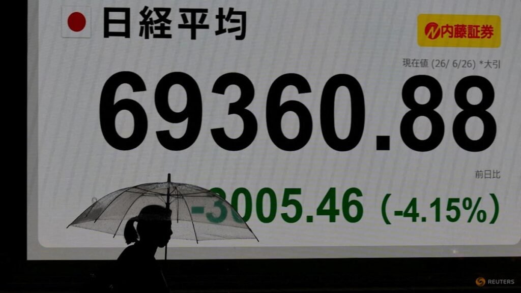 Asian shares fall as chipmakers drag; US jobs data looms