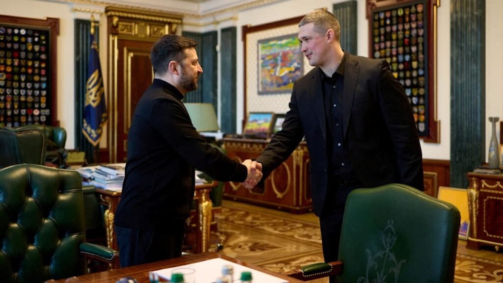 Ukraine’s ousted defence minister pushes for return
