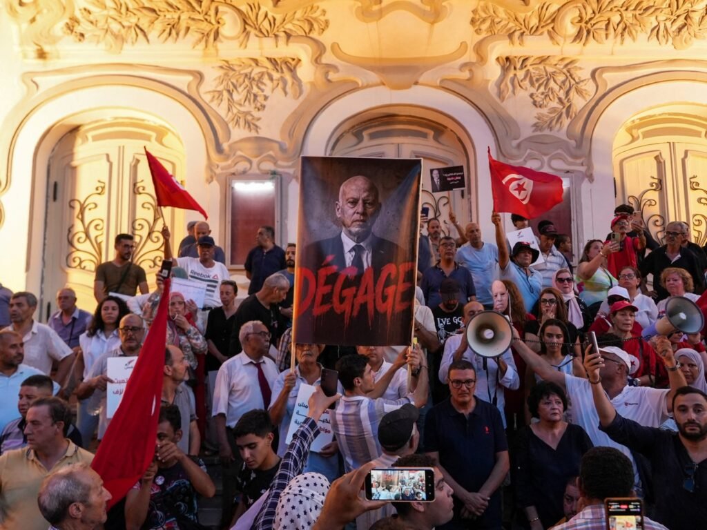 Tunisia arrests journalist amid crackdown on government critics | Censorship News